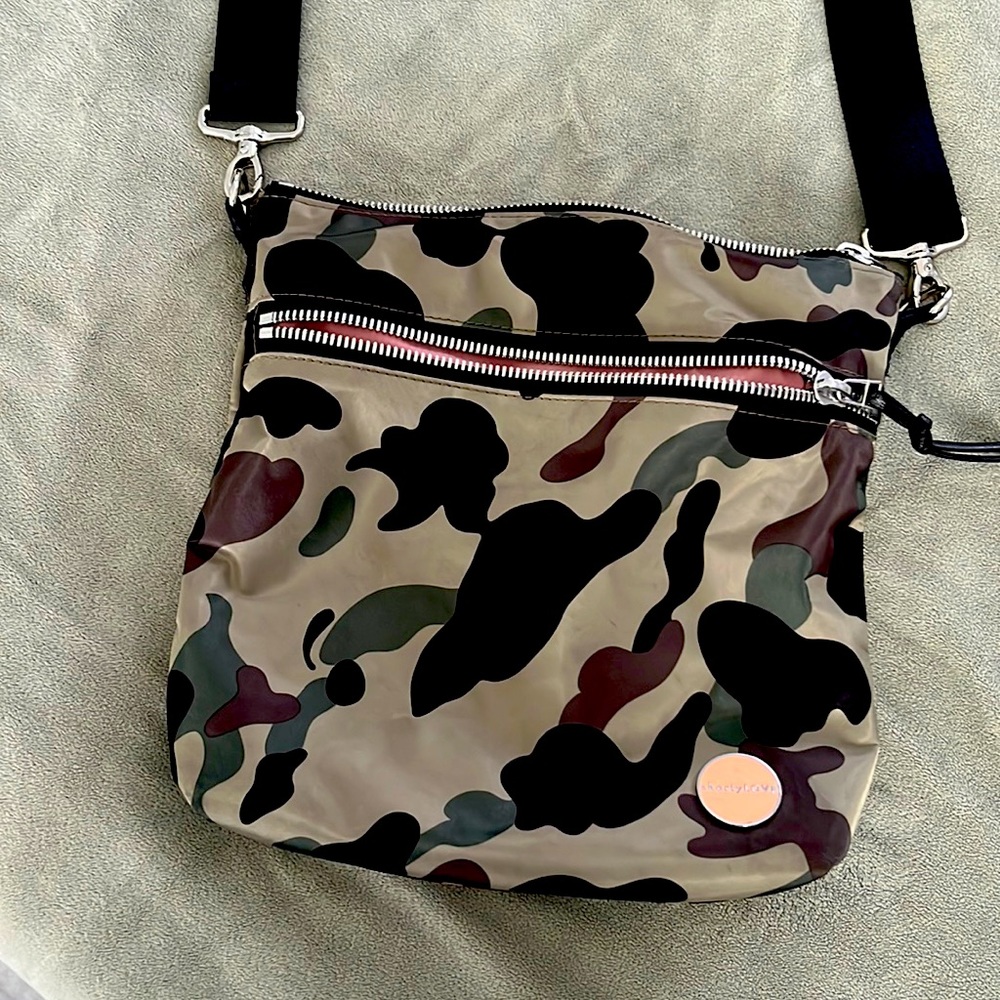 Shorty love camo cross body - excellent condition